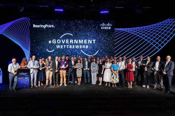Gruppenfoto von Tag 2 des eGovernment-Wettbewerbs von BearingPoint in Berlin. © BearingPoint/Konstantin Gastmann 