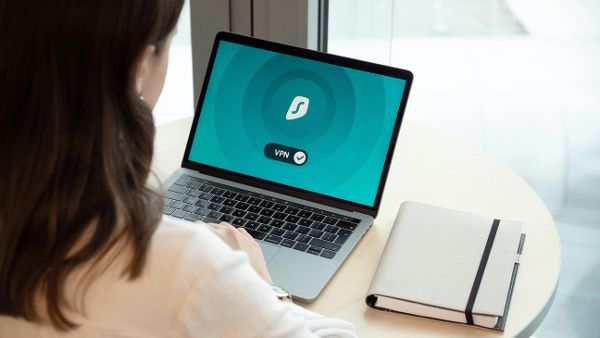 Aufgeklappter Laptop mit VPN © Dan Nelson  - pexels 