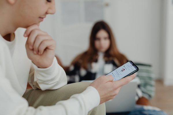 Kind mit Smartphone