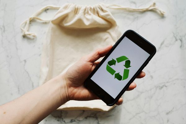 Smartphone mit Recycling Logo © readymade  - pexels 