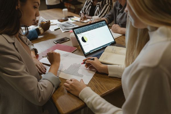 Zwei Frauen arbeiten zusammen mit Laptop © Tima Miroshnichenko  - pexels 