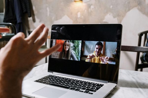 Video Call auf Laptop © Cottonbro  - pexels 