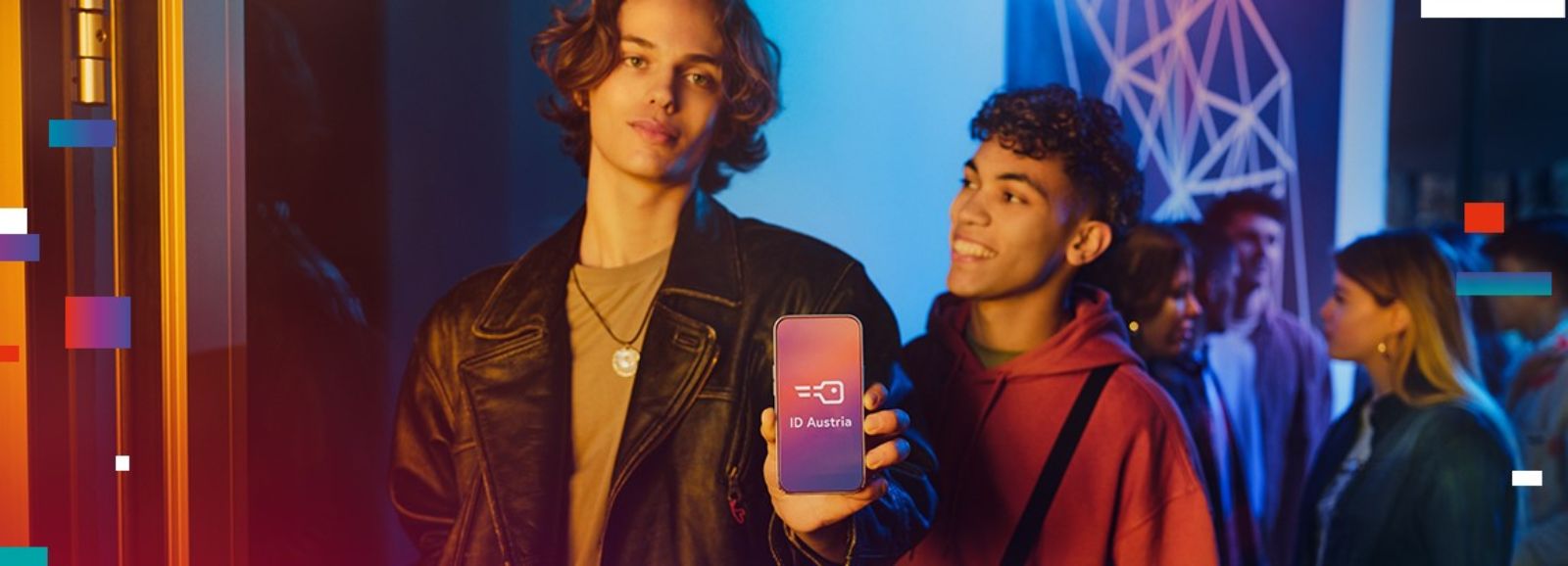 Jugendliche präsentieren die Zugangsberechtigung mittels ID Austria vor dem Club © ULRICH ZINELL  - BBDO 
