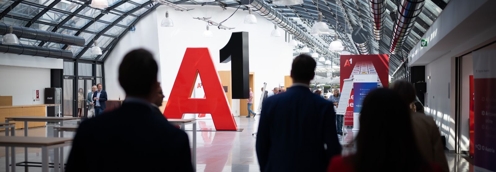 A1 Logo mit Personen davor © Paul Gruber  - BKA 