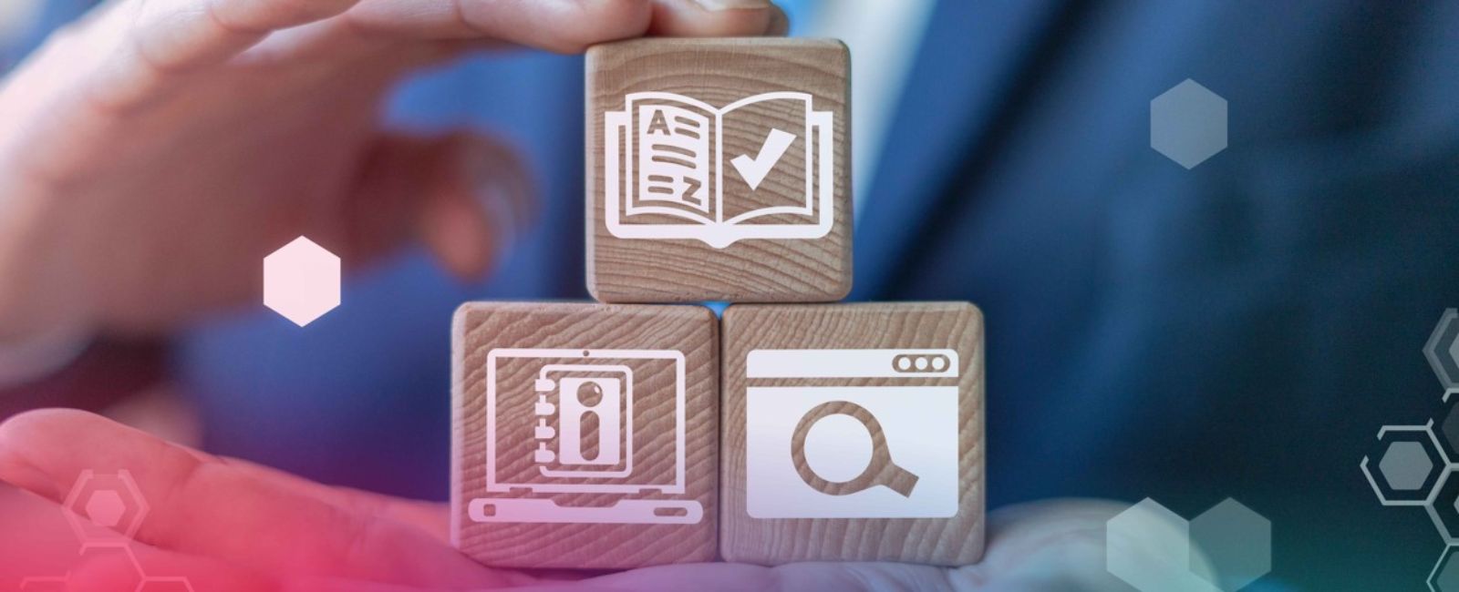 Hand hält drei Würfel mit den Symbolen Buch A-Z, Liste für Information und Suche © BKA  - BKA 