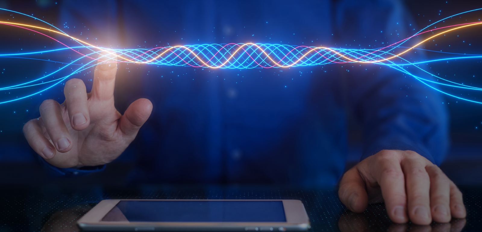 Finger zeigt auf einen grafisch dargestellten Datenstrang. © NicoElNino  - AdobeStock_717702514 