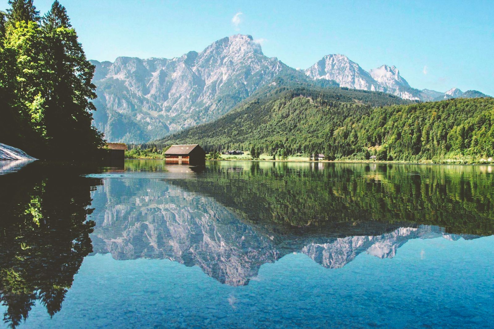 See in Berglandschaft mit Haus © Jakub David  - Unsplash 