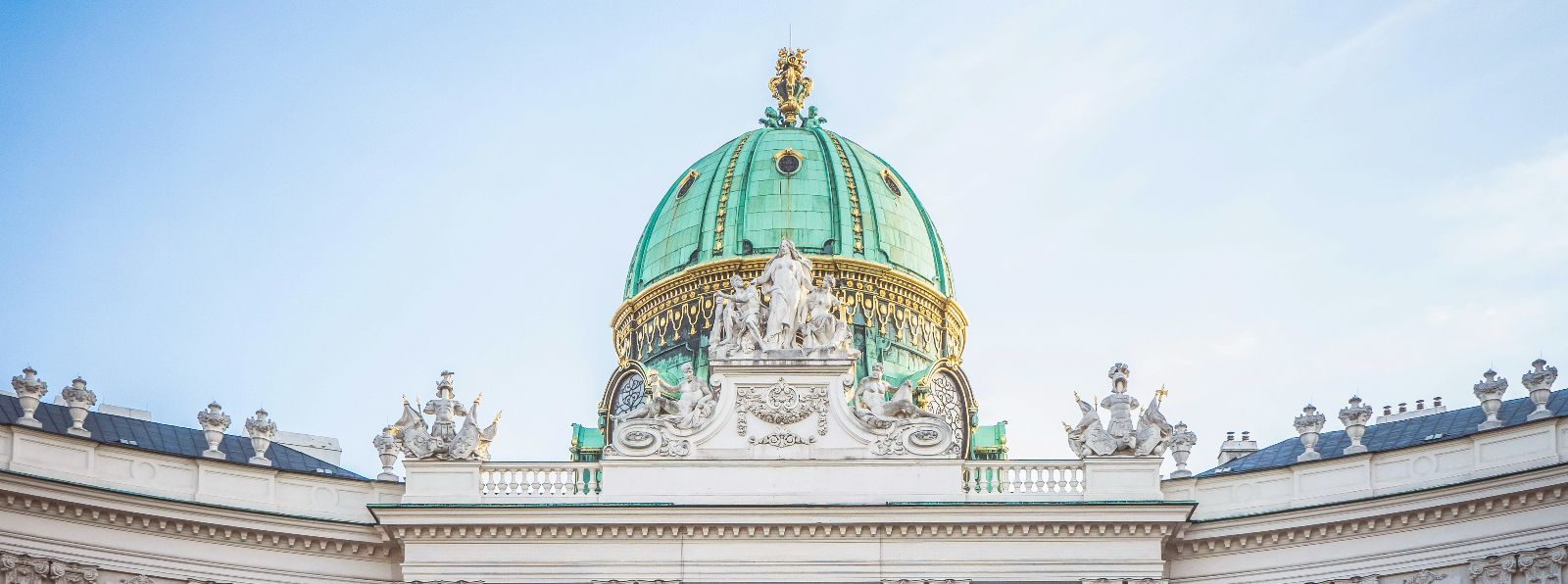 ein großes weißes Gebäude mit einer grünen Kuppel © Leonhard Niederwimmer - Unsplash