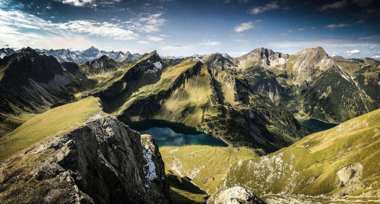 Blick von oben auf den Berg bei Tag © Robert Heiser  - Unsplash 