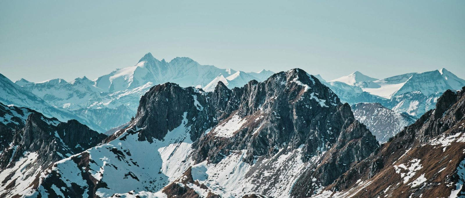 Schneebedeckter Berg unter blauem Himmel tagsüber © Sead Dedic  - Unsplash 