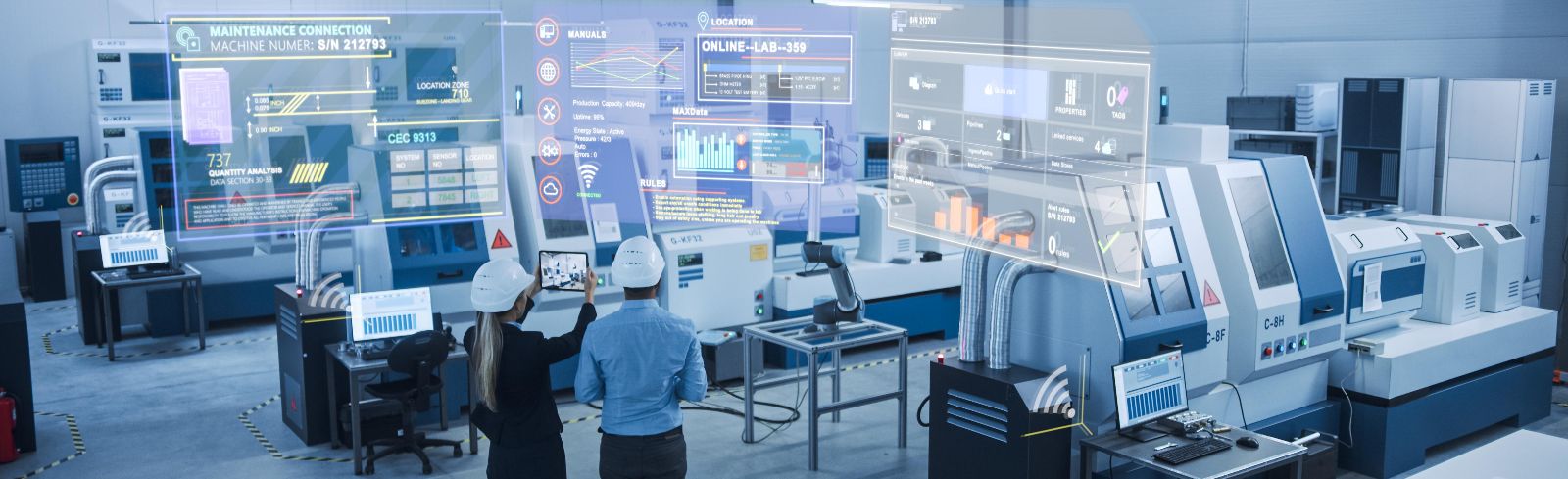 Industrie 4.0 Fabrik: Zwei Ingenieure nutzen digitale Tablet-Computer mit Augmented-Reality-Software, um sich mit High-Tech-Maschinen und Roboterarmen zu verbinden und die Wartung und Diagnose von Anlagen zu visualisieren © Gorodenkoff - @AdobeStock_380661351
