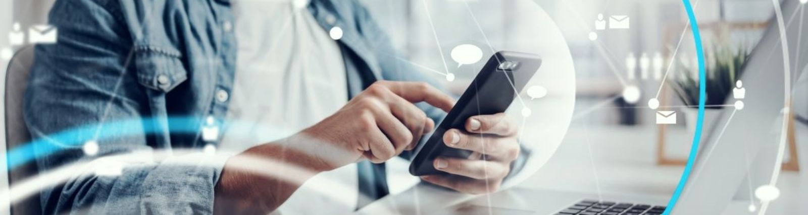 Ein Mann arbeitet von zu Hause aus. Konzept der Vernetzung oder Fernarbeit. © Rymden - AdobeStock_381187383