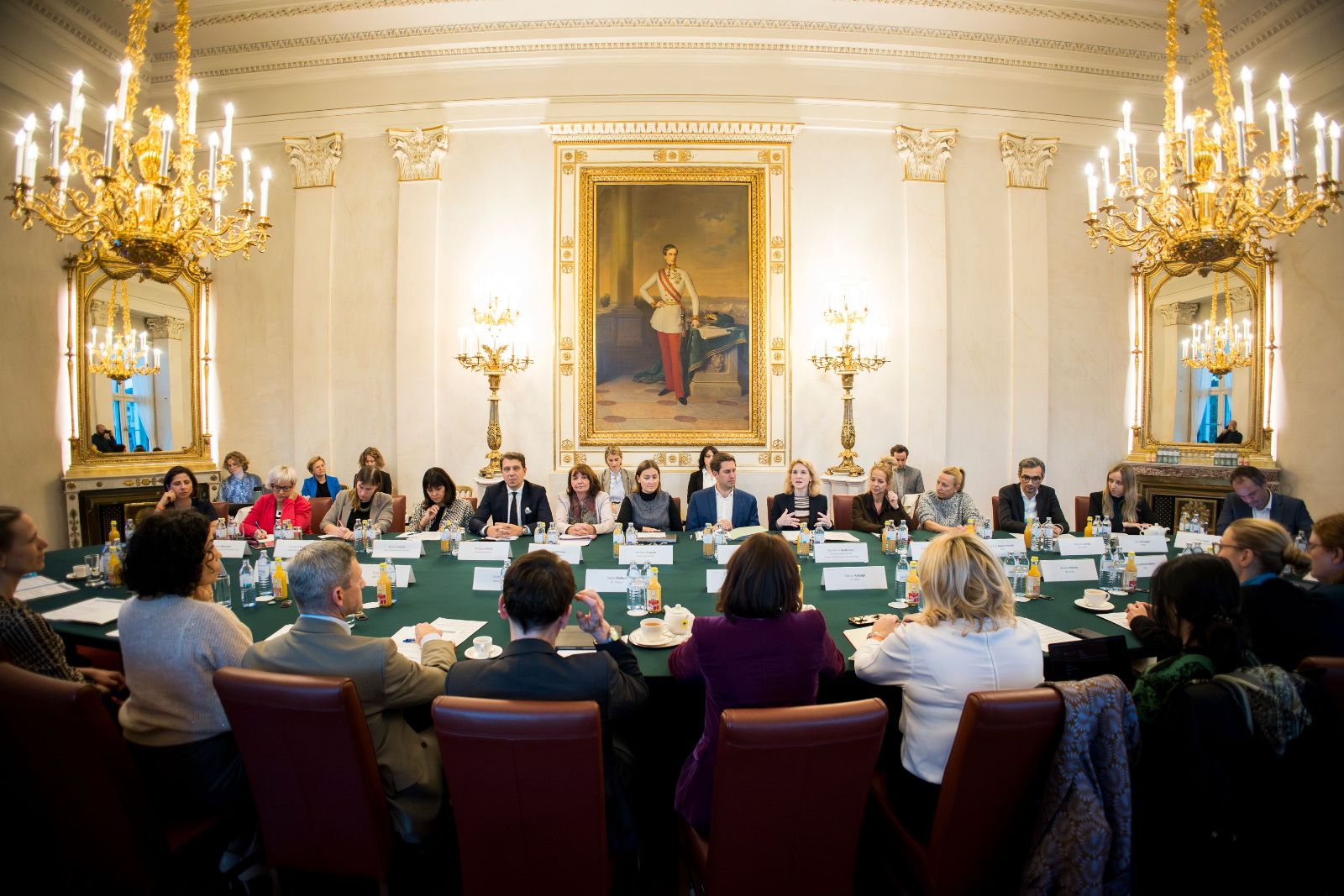 Roundtable "She goes AI": Am 29. Oktober 2025 lud Staatssekretär Alexander Pröll gemeinsam mit Bundesministerin Eva-Maria Holzleitner zu einem Roundtable zum Thema ?She goes AI?. © Christopher Dunker  - BKA 