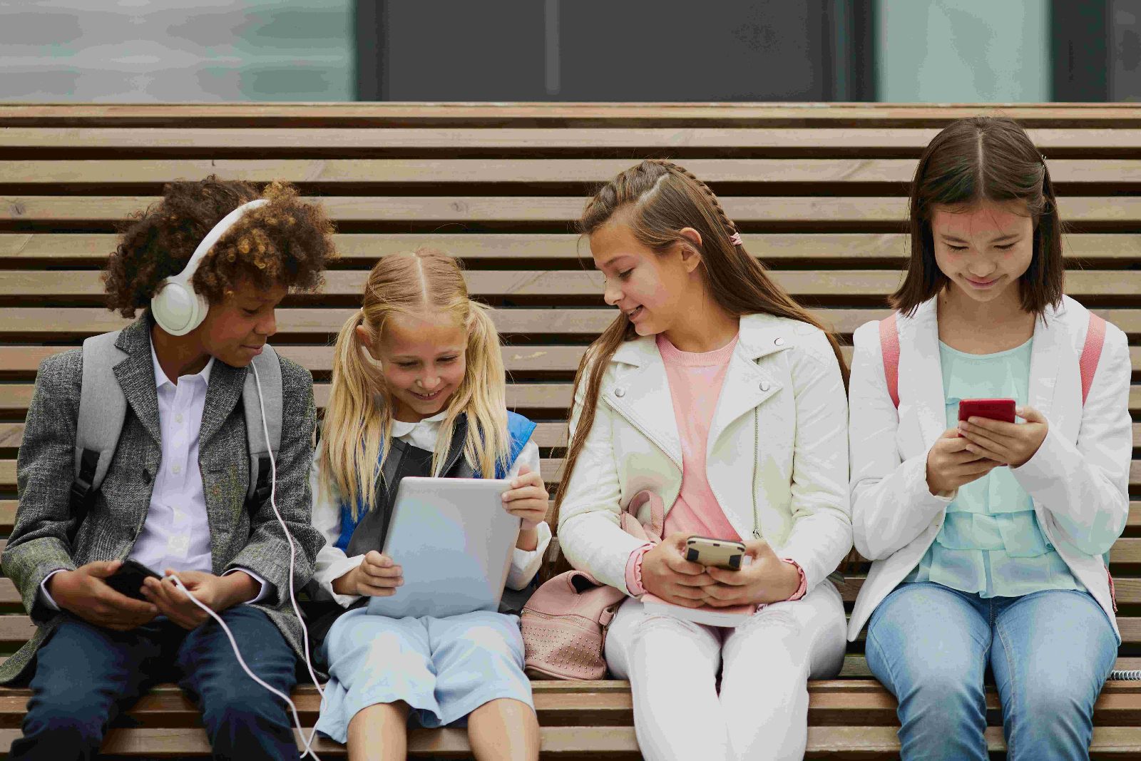 Gruppe von Kindern hält jeweils ein smartes Gerät in der Hand © Unsplash+
