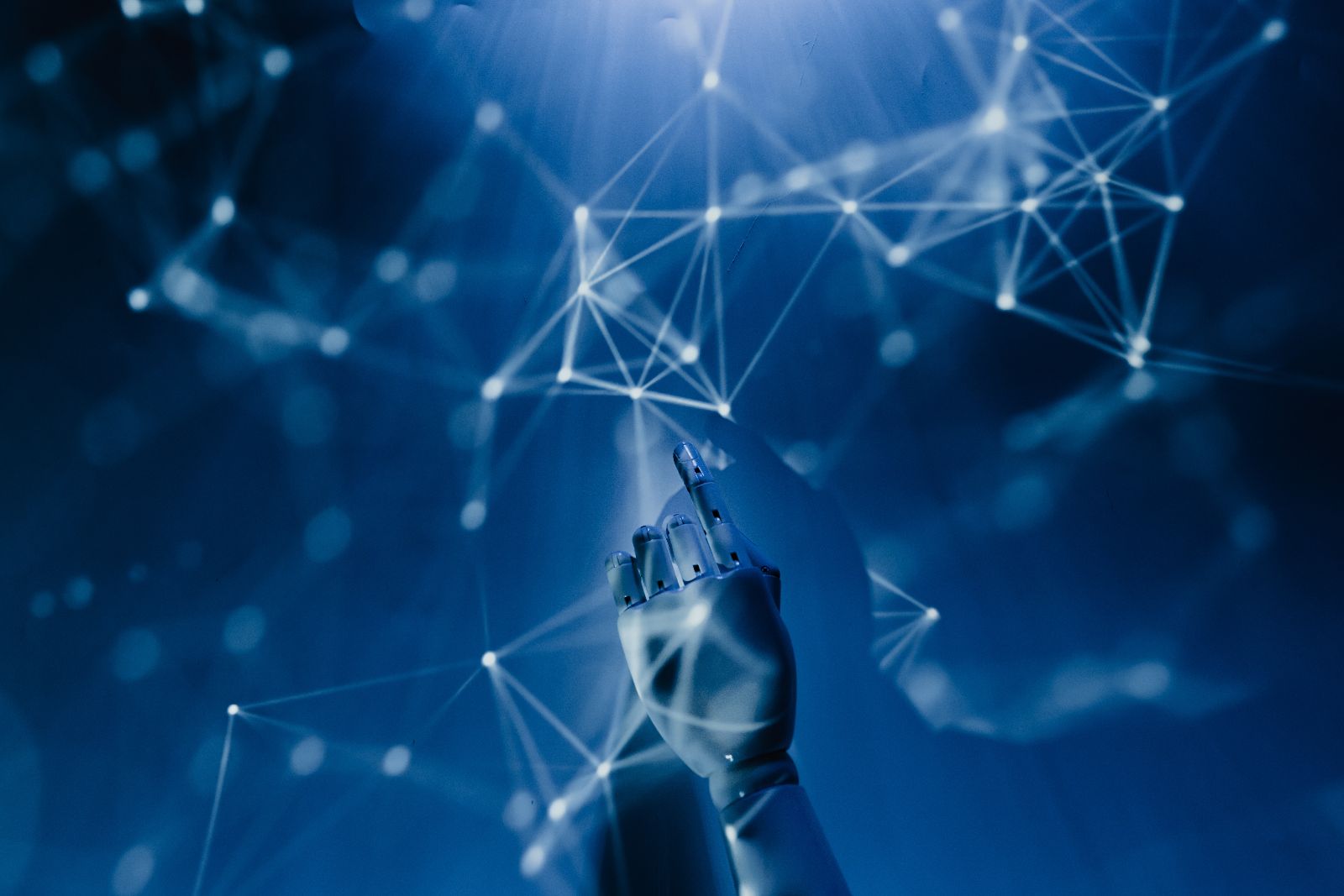 Digital Skills_Roboterhand auf blauem Hintergrund © Tara Winstead - pexels