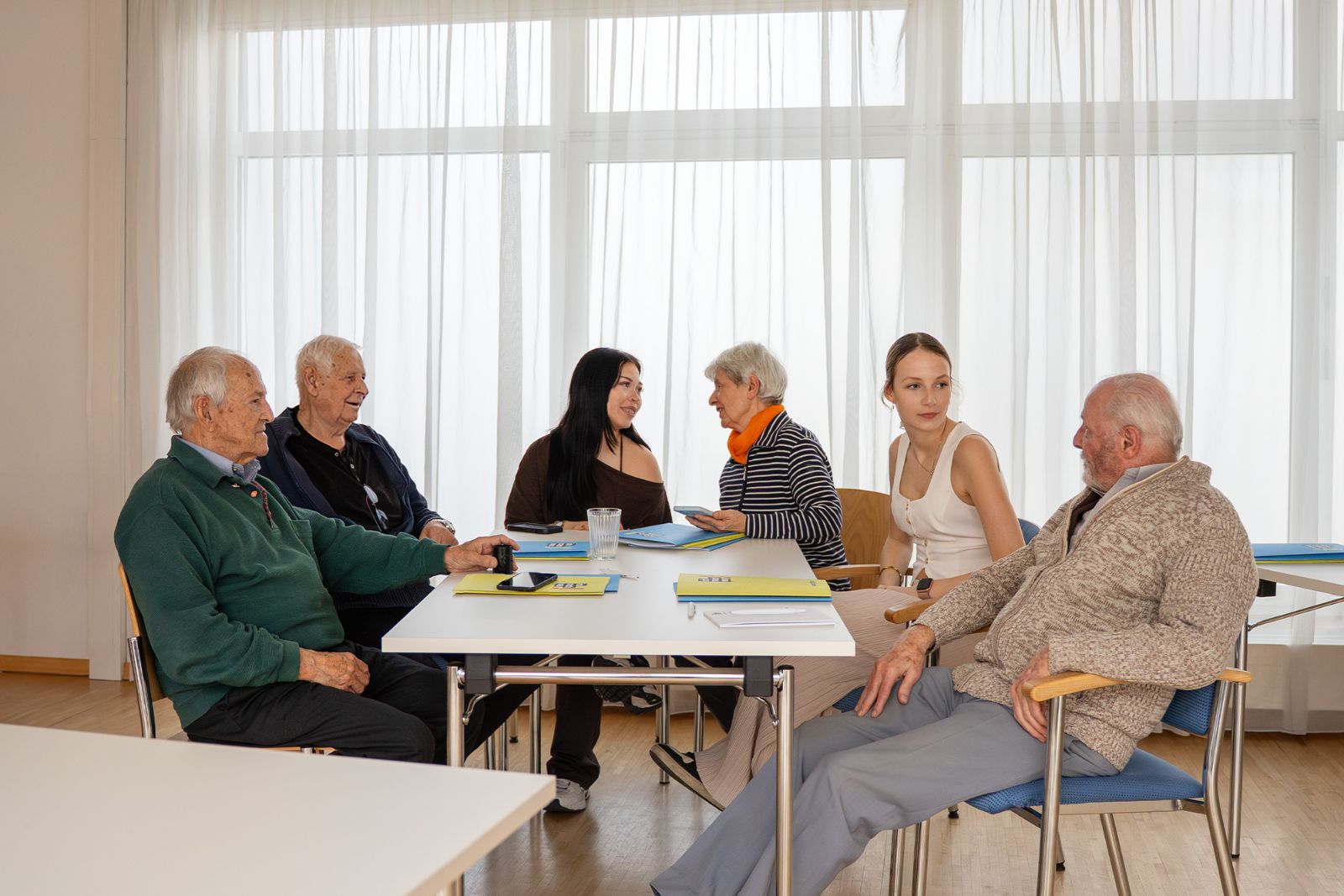 Jugendliche und ältere Menschen an einem Tisch. &copy; CMM 
