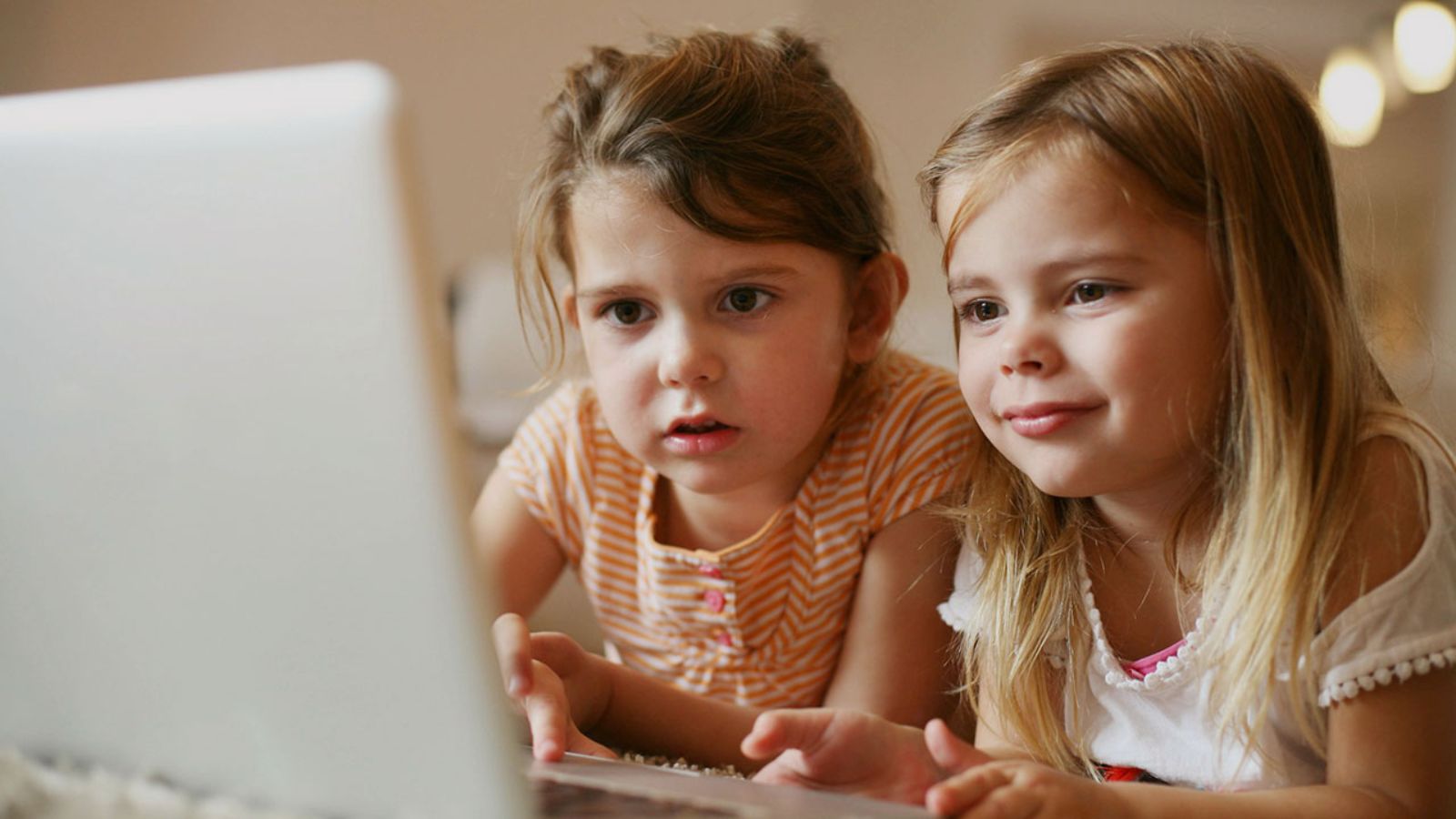 Zwei Mädchen sitzen vor einem Laptop © unsplash+