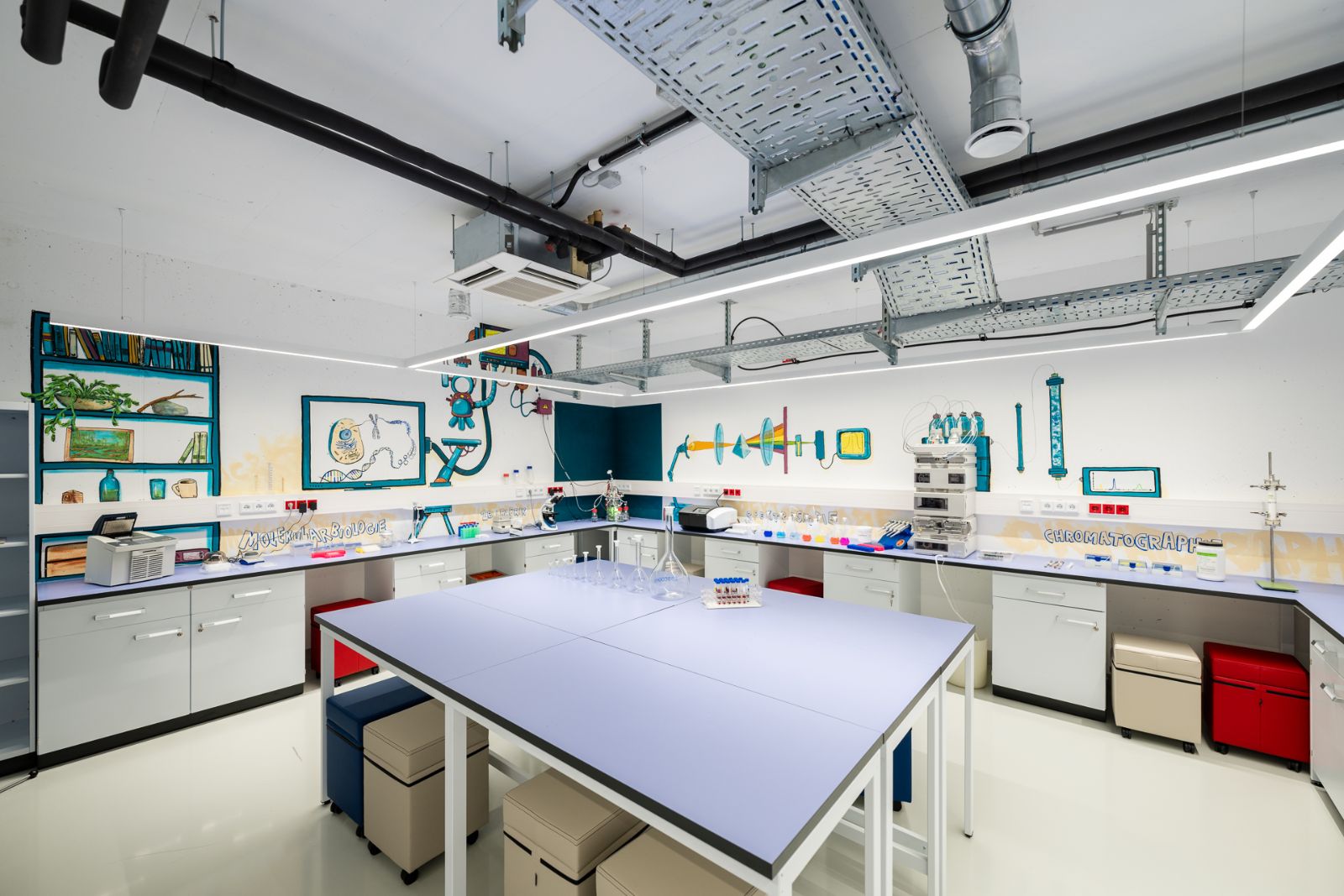 Das Bild zeigt das Labor Biotechnologie im Haus der Digitalisierung, in der Mitte des großen Raumes steht ein Tisch, dahinter sieht man die verschiedenen Arbeitsstationen des Labors © Klaus Ranger - Haus der Digitalisierung