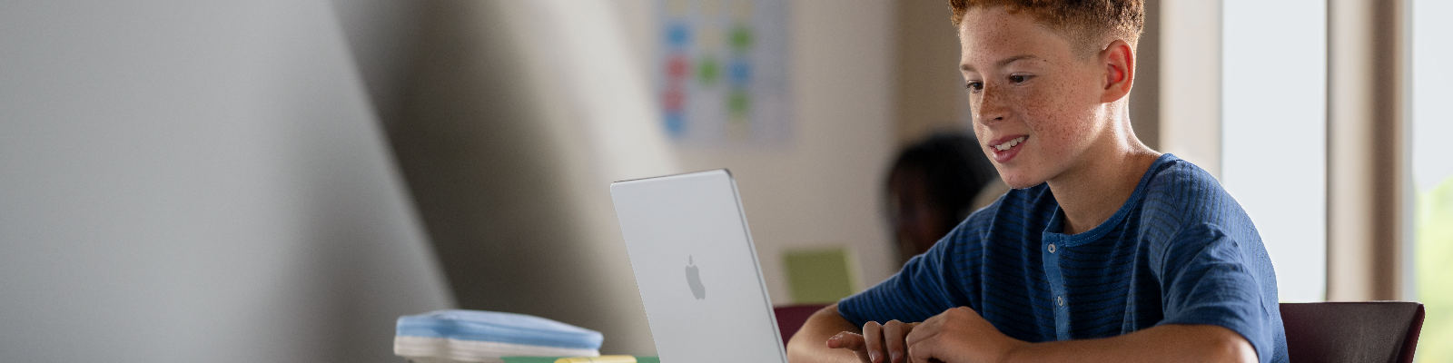 Junge vor einem Laptop. &copy;  Matthew Joseph 