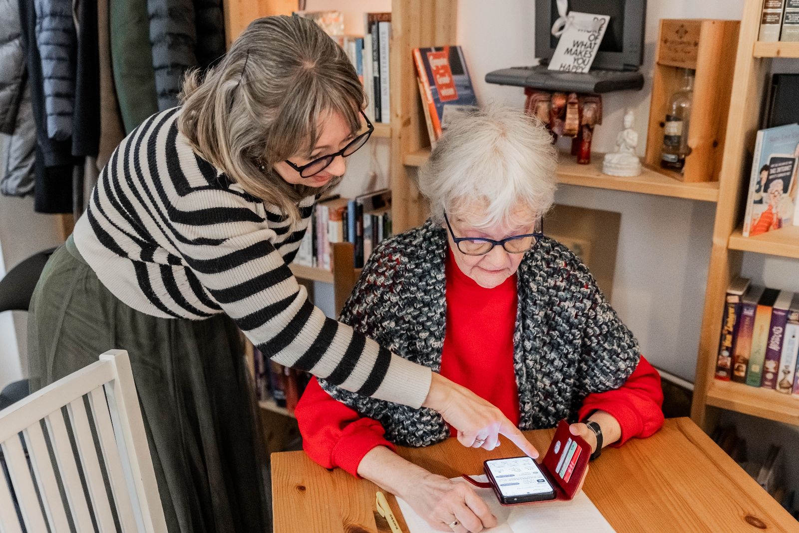 Digital Überall Workshop, zwei Damen mit Smartphone ©  recreate 