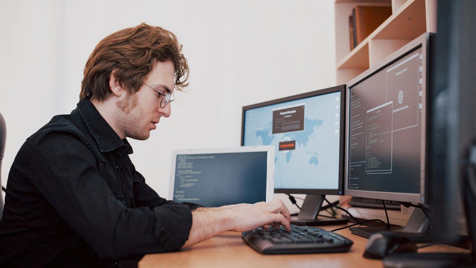 Mann sitzt vor Computer und tippt etwas auf der Tastatur © Unsplash+