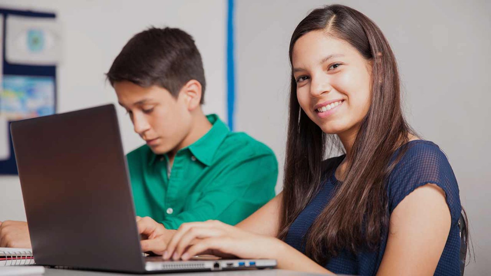 Mädchen und Junge sitzen vor einem Laptop © tonodiaz - freepik.com