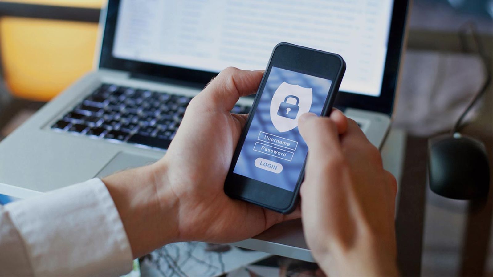 Zwei Hände halten Smartphone auf dem "Username" und "Password" steht © anyaberkut - iStock.com