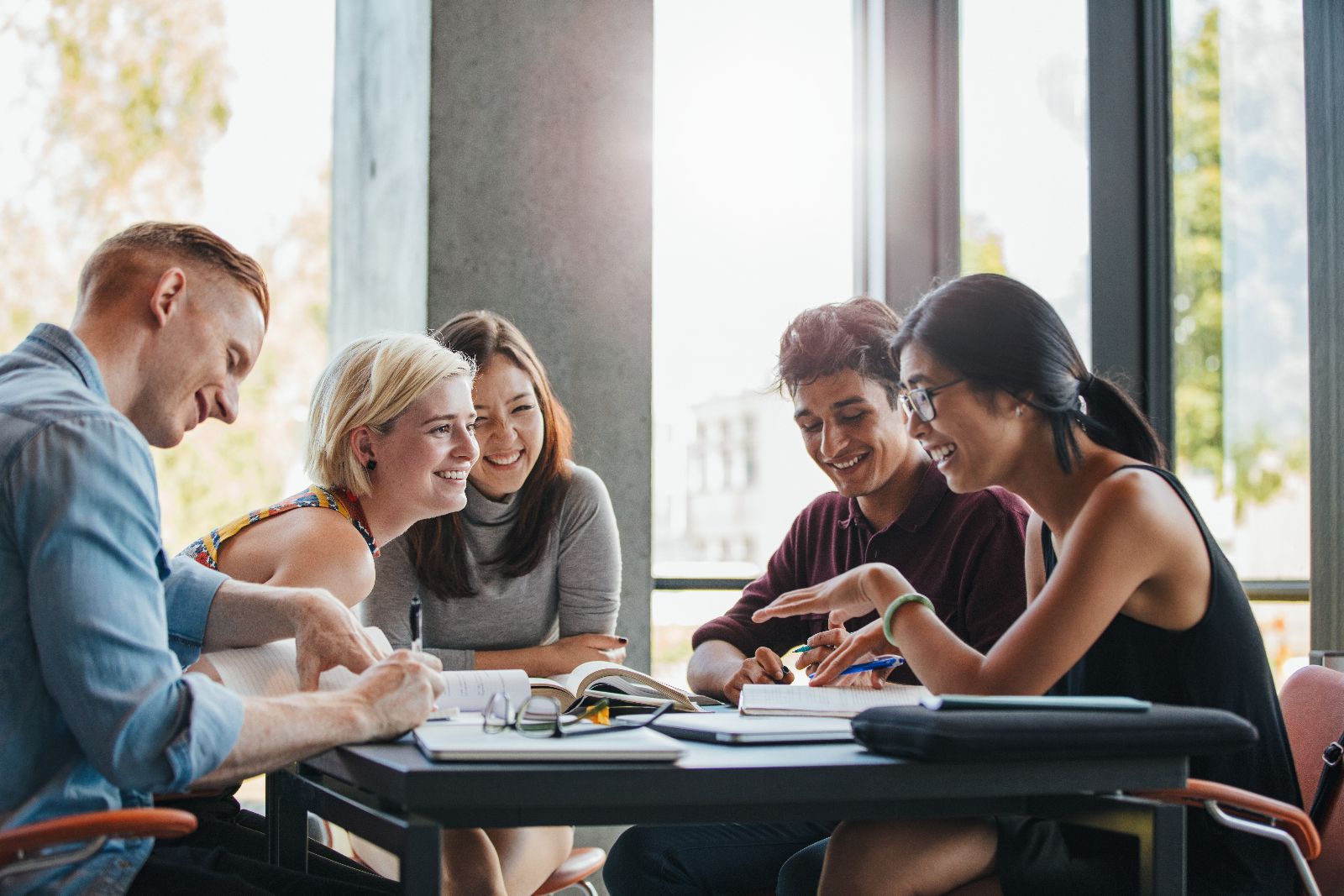 Fünf Personen rund um einen Tisch sitzend. &copy;  Adobe Stock/Jacob Ammentorp Lund 