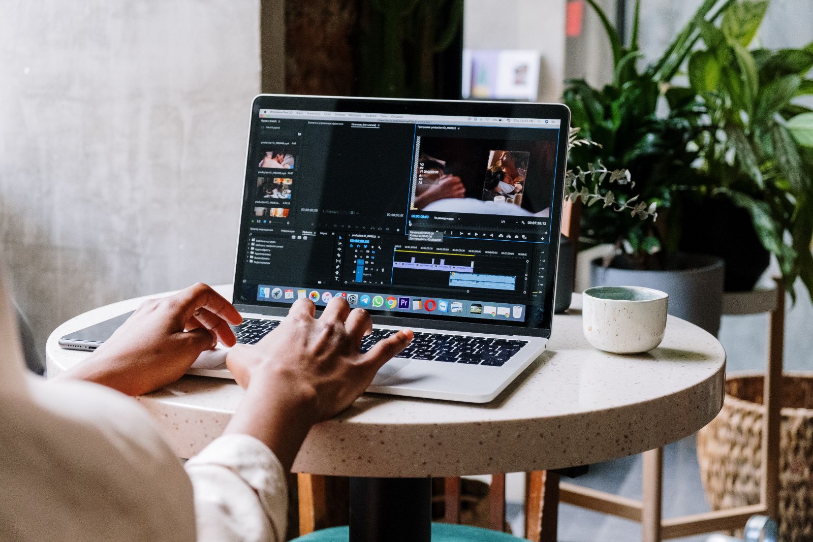 Aufgeklappter Laptop &copy; Cottonbro  - pexels 
