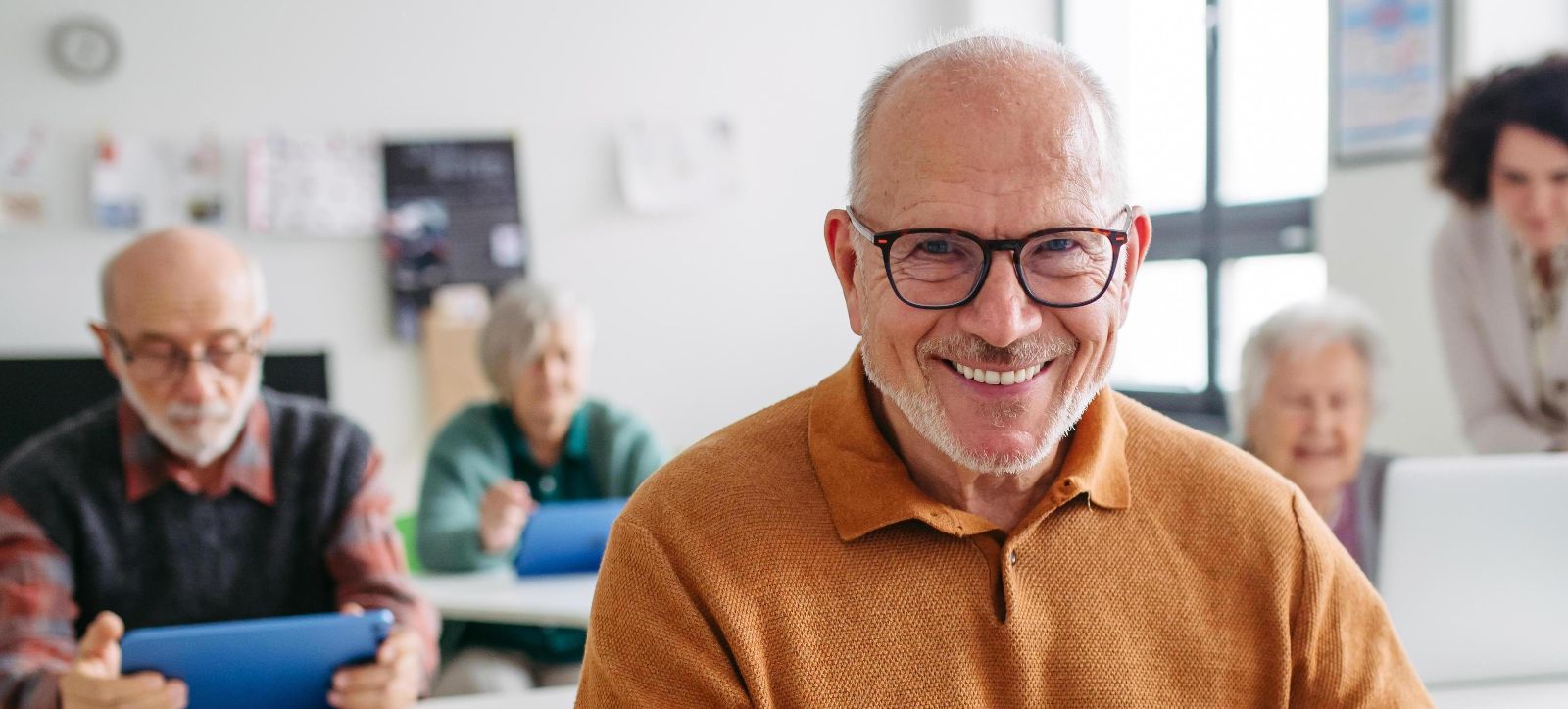 Älterer Mann lernt digitale Kompetenzen &copy;  AdobeStock 