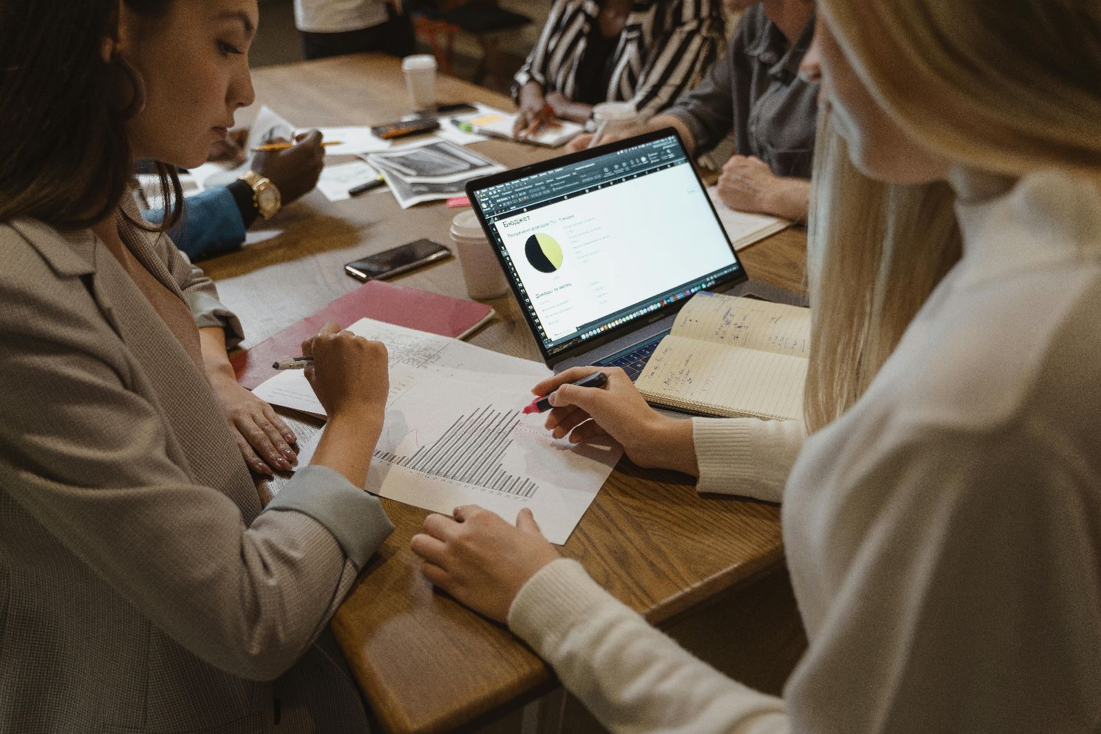 Zwei Frauen arbeiten zusammen mit Laptop © Tima Miroshnichenko - pexels