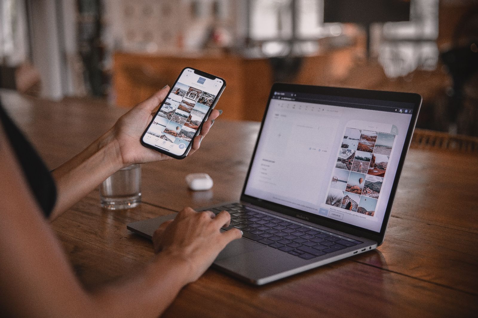 Person mit Smartphone und Laptop © Plann - pexels