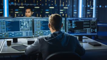 Person vor Bildschirmen © Gorodenkoff  - Adobe Stock 