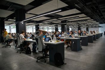 Menschen die in einem Büro arbeiten © Alex Kotliarskyi  - Unsplash 
