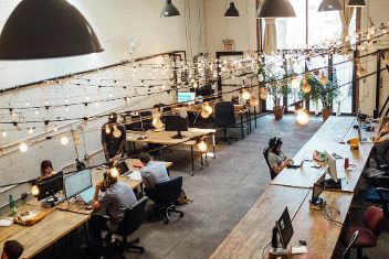 Büro mit Menschen von oben fotografiert  © Shridhar Gupta  - Unsplash 