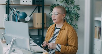 Frau mit kurzen Haaren am Computer © Vitaly Gariev  - Unsplash 