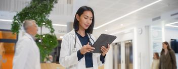 Ärztin mit Tablet in einem Eingangsbereich © Gorodenkoff  - Adobe Stock 