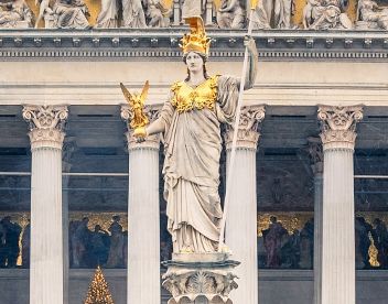 Ausschnitt Parlament Wien © sborisov  - AdobeStock 