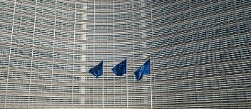 Europäische Unions Gebäude mit drei Europa Fahnen © Alexander van Steenberge  - Unsplash 