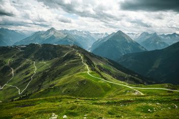Ein malerischer Blick auf einen Berg mit einer kurvenreichen Straße © Natalia Marcelewicz  - Unsplash 