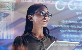 Frau mit Brille hält ein Tablet in den Händen. © Malambo C/peopleimages.com  - AdobeStock 