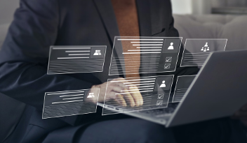 Mann sitzt vor Laptop. Im Vordergrund sieht man ein Hologramm mit Registerkarten © Ahtisham  - AdobeStock 