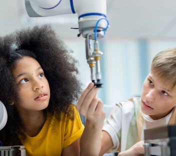 Kinder sehen sich einen Roboterarm an © 1512870836  - Adobe Stock BESTIMAGE 