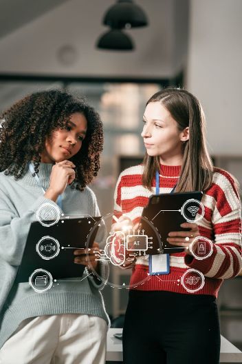 Zwei junge Frauen in Kommunikation mit einem Chatbot © AdobeStock_722121182  - AdobeStock 