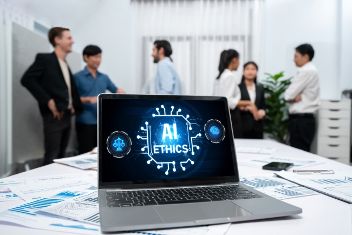 Laptop mit AI Ethics Schriftzug, Menschen im Hintergrund © 1363258290  InfiniteFlow  - AdobeStock_ 
