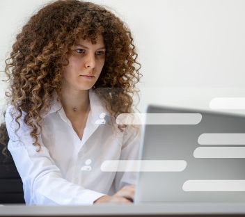 Geschäftsfrau nutzt Chatbots mit künstlicher Intelligenz © 1463970354 NINENII  - AdobeStock_ 