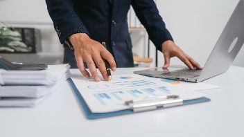 Junger asiatischer Geschäftsmann Audit-Analyse-Graph Firmenbudgetbericht, Mittelzufluss, Pensionsfonds, Offenlegung, abgetretene Forderungen, Produktionskontrolle, Betriebsprüfung, Kosten-Plus-Preise © Nansan  - AdobeStock 606237977  