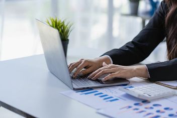 Close up von Geschäftsfrau Hand hält Stift und zeigt auf finanzielle Dokument Finanztabellen zu analysieren mit Dokumenten auf dem Tisch © ArLawKa  - 615651508 AdobeStock 