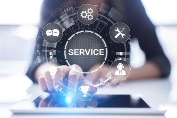 Service-Unterstützung durchTaste auf dem virtuellen Bildschirm.  © Wright Studio  - @AdobeStock_328851786  