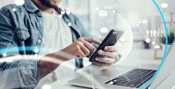 Ein Mann arbeitet von zu Hause aus. Konzept der Vernetzung oder Fernarbeit.  © Rymden  - AdobeStock_381187383  